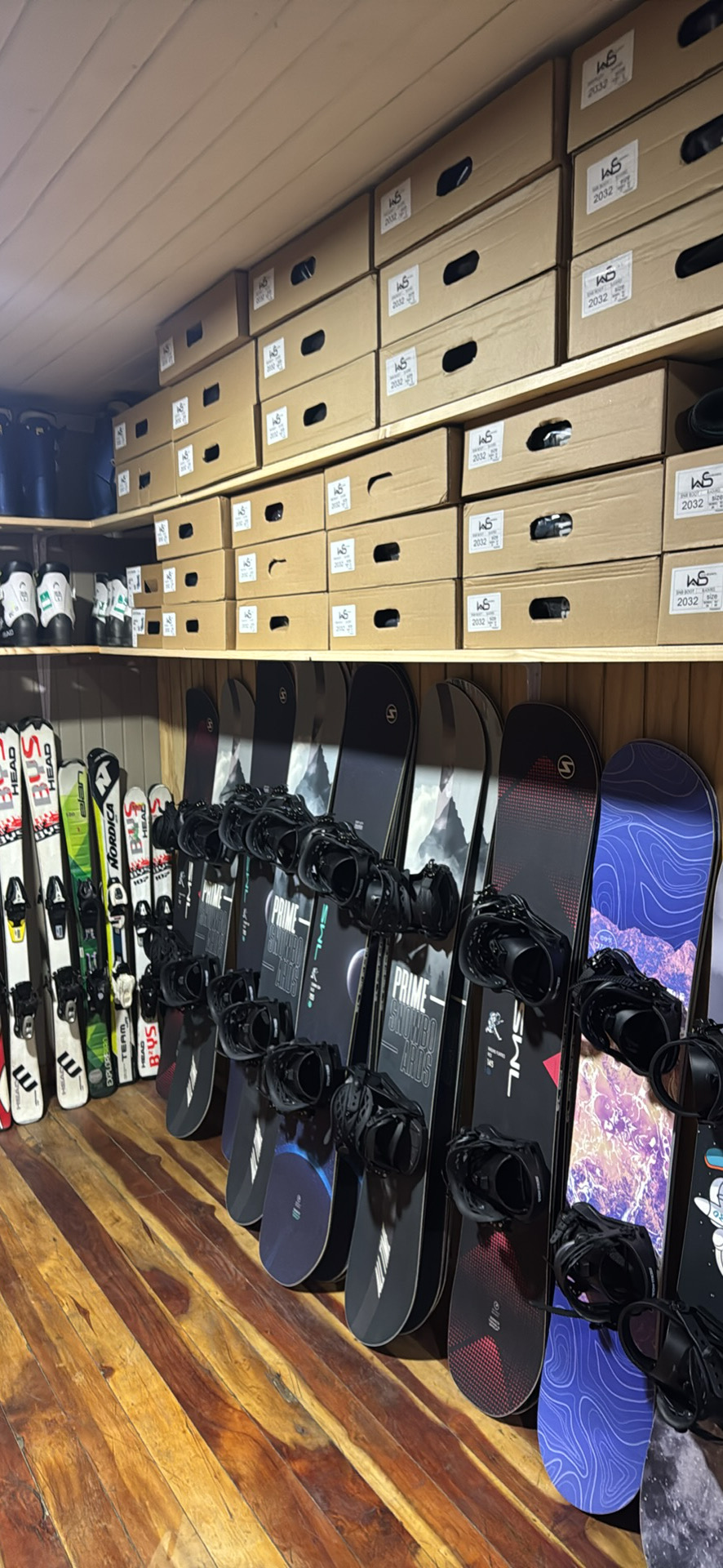Bodega de Pucón Expediciones con snowboards, esquís y botas para arriendo