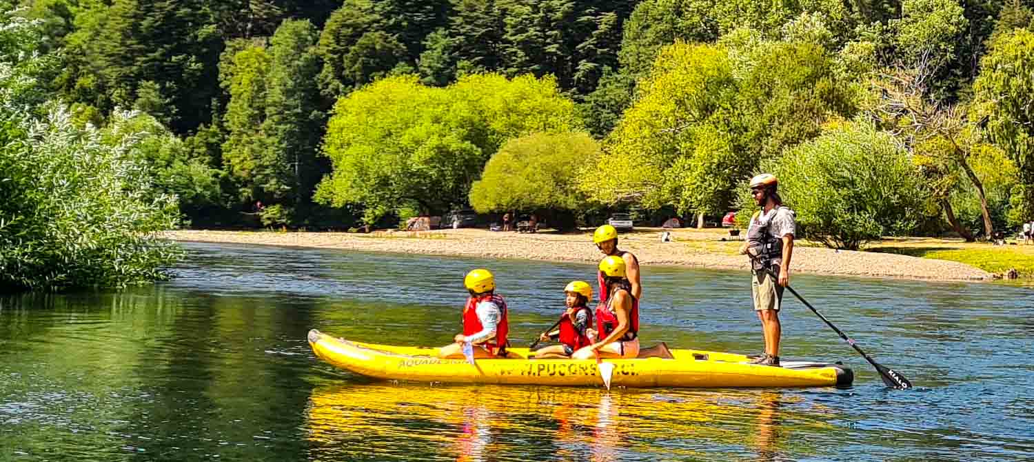 Niños con guía en kayak amarillo