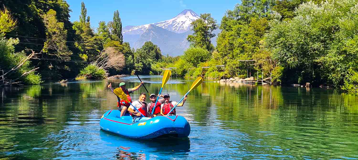Packraft azul frente al volcán Villarrica
